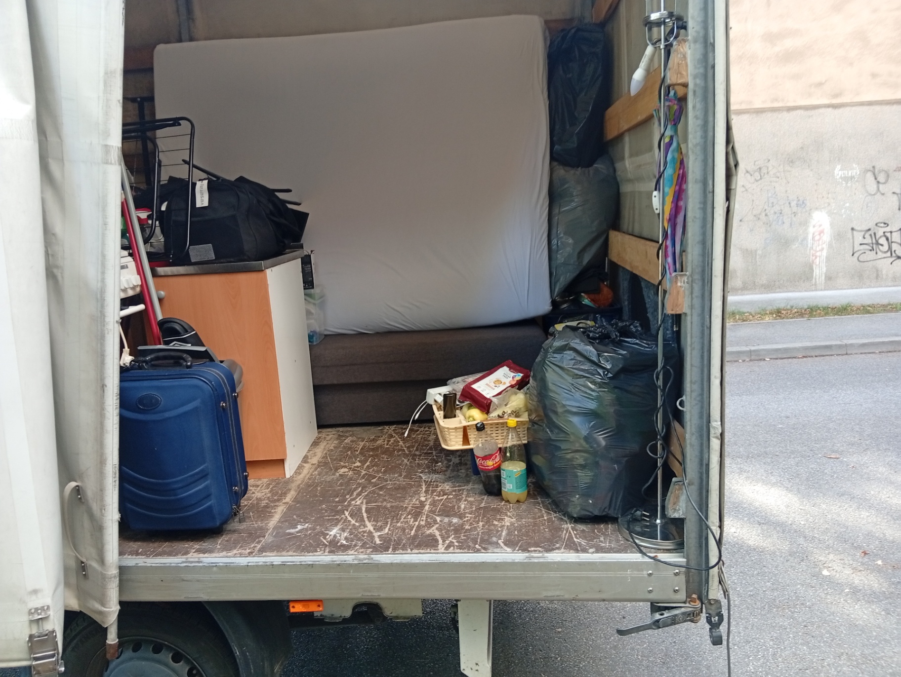 Selidba stana – popunjen kombi s demontiranim elementima
