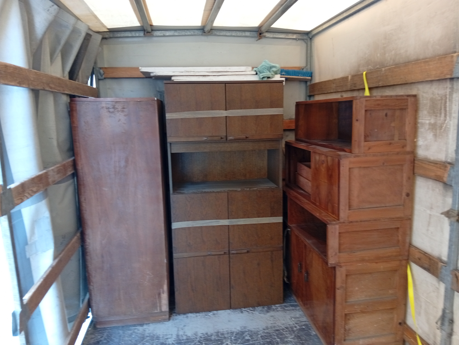 Kompletna selidba – ormar i vitrine utovareni u kombi